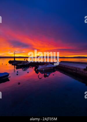 Les pêcheurs avant le coucher du soleil dans un paysage paisible petit port de Porec en Croatie Banque D'Images