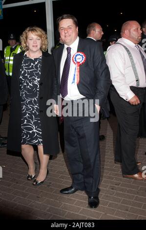 Leader Nick Griffin et BNP épouse Jackie arrivant pour le comptage à Barking, Essex, escorté par la police et la sécurité privée. La BNP a subi une défaite humiliante en aboyant comme la main-d'assaut à la victoire avec une augmentation du vote. MP du travail Margaret Hodge a repoussé l'extrême-droite du parti Nick Griffin dans ce qu'elle a décrit comme les plus "bataille de ma vie'. Banque D'Images