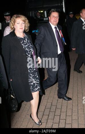 Leader Nick Griffin et BNP épouse Jackie arrivant pour le comptage à Barking, Essex, escorté par la police et la sécurité privée. La BNP a subi une défaite humiliante en aboyant comme la main-d'assaut à la victoire avec une augmentation du vote. MP du travail Margaret Hodge a repoussé l'extrême-droite du parti Nick Griffin dans ce qu'elle a décrit comme les plus "bataille de ma vie'. Banque D'Images