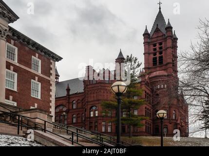 Syracuse, New York, USA. Le 5 janvier 2020. Avis de Crouse College sur le campus de l'Université de Syracuse à Syracuse, New York sous un ciel couvert matin d'hiver Banque D'Images