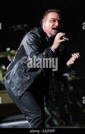 Milan Italie ,07 Juillet 2009, concert live de U2 au Stadio Meazza San Siro : Le chanteur de U2 Bono pendant le concert Banque D'Images