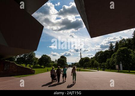 Les familles traversent l'entrée principale du Mémorial de Brest, une étoile coupée en un énorme bloc de béton. Biélorussie Banque D'Images