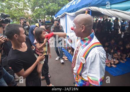 La Communauté "Aku Badut Indonésie" (je suis indonésien Clown) reçoit un certain nombre d'enfants touchés par les inondations qu'à la suite des pluies torrentielles depuis le passé 5 jours. L'activité vise à la guérison des traumatismes et une forme de compassion pour les victimes des inondations de Jakarta, en particulier les enfants. Banque D'Images