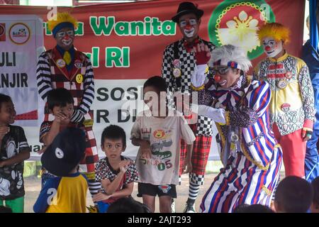 Les enfants s'amuser pendant l'événement. La Communauté "Aku Badut Indonésie" (je suis indonésien Clown) reçoit un certain nombre d'enfants touchés par les inondations qu'à la suite des pluies torrentielles depuis le passé 5 jours. L'activité vise à la guérison des traumatismes et une forme de compassion pour les victimes des inondations de Jakarta, en particulier les enfants. Banque D'Images