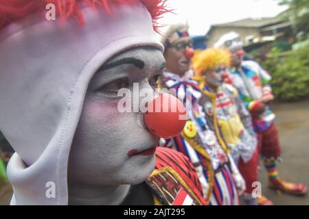 La Communauté "Aku Badut Indonésie" (je suis indonésien Clown) reçoit un certain nombre d'enfants touchés par les inondations qu'à la suite des pluies torrentielles depuis le passé 5 jours. L'activité vise à la guérison des traumatismes et une forme de compassion pour les victimes des inondations de Jakarta, en particulier les enfants. Banque D'Images