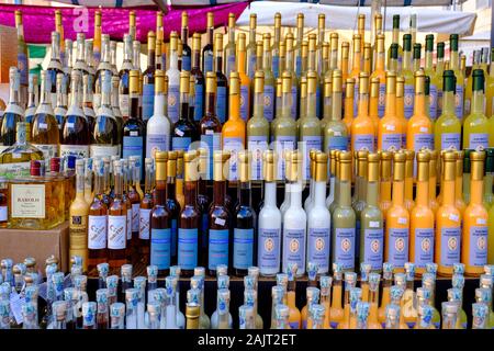 Variété de bouteilles de liqueur à vendre, marché public stalle au marché Campo de' Fiori, Rome, Italie Banque D'Images