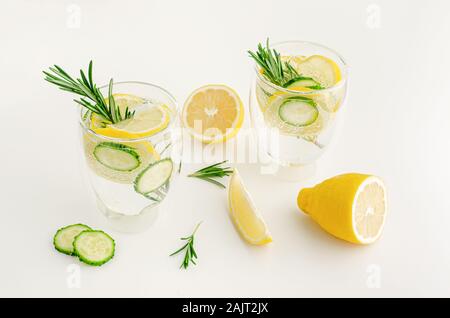 L'eau infusée au romarin, de concombre et de citron. Sur fond blanc. Detox et concept de combustion des graisses Banque D'Images