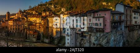 Un panorama de la maisons suspendues à Tremereuc, France Banque D'Images