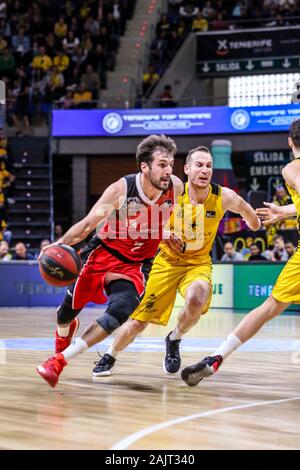 San Cristobal de La Laguna, Espagne. 05Th Jan, 2020. Tomas Bellas, # 7 de Montakit Fuenlabrada et Marcelinho Huertas, # 9 de l'Iberostar Tenerife en action au cours de la Liga ACB 2019/2020 Saison régulière Endesa 16 Ronde match entre l'Iberostar Tenerife et Montakit à Fuenlabrada Pabellón Santiago Martín, San Cristobal de La Laguna - Tenerife. (Score final ; Ibèrostar Montakit - Fuenlabrada 74-63) (photo de Davide Di Lalla/Pacific Press) Credit : Pacific Press Agency/Alamy Live News Banque D'Images