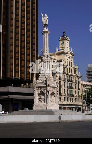 Le monument de Christophe Colomb à l'avant du côlon Towers par Antonio Lamela à Plaza de Colón. Madrid, Espagne Banque D'Images