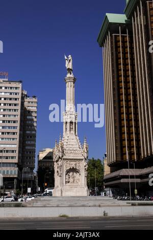 Le monument de Christophe Colomb à l'avant du côlon Towers par Antonio Lamela à Plaza de Colón. Madrid, Espagne Banque D'Images