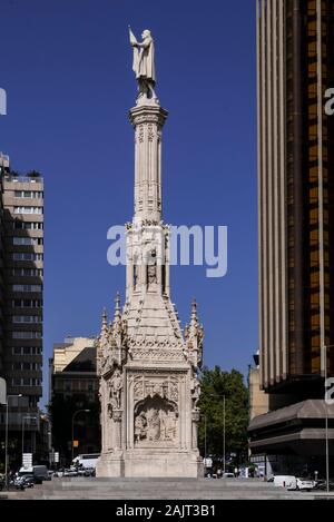 Le monument de Christophe Colomb à l'avant du côlon Towers par Antonio Lamela à Plaza de Colón. Madrid, Espagne Banque D'Images