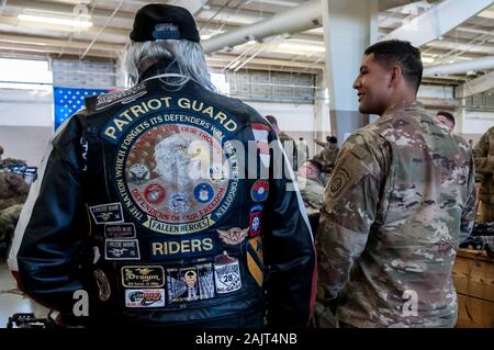 Le pape Army Airfield, NC, USA. 5Th Jan, 2020. Le 5 janvier 2020 - LE PAPE ARMY AIRFIELD, N.C., USA - David Arp, un ancien major de l'armée américaine et membre du North Carolina Patriot Guard Riders, des entretiens avec des parachutistes de l'armée américaine de la 1re Brigade Combat Team, 82e Division aéroportée, avant leur déploiement du Pape Army Airfield, Caroline du Nord. L'option 'Tous les American Division' de la Force de réaction immédiate (FRI), basée à Fort Bragg, N.C., mobilisés pour le déploiement de la zone des opérations en réponse à l'augmentation du niveau des menaces contre le personnel américain et les installations dans la région. TodayÃ• Banque D'Images