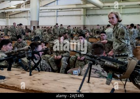 Le pape Army Airfield, NC, USA. 5Th Jan, 2020. Le 5 janvier 2020 - LE PAPE ARMY AIRFIELD, N.C., USA - parachutistes de l'armée américaine de la 1re Brigade Combat Team, 82e Division aéroportée, continuent leur déploiement du Pape Army Airfield, Caroline du Nord. L'option 'Tous les American Division'' de la Force de réaction immédiate (FRI), basée à Fort Bragg, N.C., mobilisés pour le déploiement de la zone des opérations en réponse à l'augmentation du niveau des menaces contre le personnel américain et les installations dans la région. Déploiement d'aujourd'hui suit le 1er déploiement d'un bataillon d'infanterie de la division ; le 2 janvier drone américain Banque D'Images