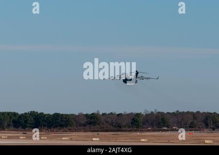 Le pape Army Airfield, NC, USA. 5Th Jan, 2020. Le 5 janvier 2020 - LE PAPE ARMY AIRFIELD, N.C., USA - UN U.S. Air Force C-17 Globemaster III décolle du Pape Army Airfield, Caroline du Nord. L'Armée de l'air américaine soutient le déploiement de la 82e Division aéroportée, le "American Division, ' la force d'intervention immédiate (IRF), basée à Fort Bragg, Caroline du Nord, qui est mobilisé pour le déploiement de la zone des opérations en réponse à l'augmentation du niveau des menaces contre le personnel américain et les installations dans la région. TodayÃS déploiement fait suite à l'1er déploiement d'une infanterie division battal Banque D'Images