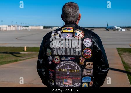 Le pape Army Airfield, NC, USA. 5Th Jan, 2020. Le 5 janvier 2020 - LE PAPE ARMY AIRFIELD, N.C., USA - membre de la North Carolina Patriot Guard Riders donne sur le tarmac de l'aérodrome de l'armée du pape, la Caroline du Nord. La Patriot Garde côtière étaient présents pour soutenir les parachutistes de l'armée américaine de la 82e Division aéroportée, basée à Fort Bragg, Caroline du Nord, qui ont poursuivi leur déploiement dans la zone des opérations en réponse à l'augmentation du niveau des menaces contre le personnel américain et les installations dans la région. TodayÃS déploiement fait suite à l'1er déploiement d'un bataillon d'infanterie de la division ; le 2 janvier U. Banque D'Images