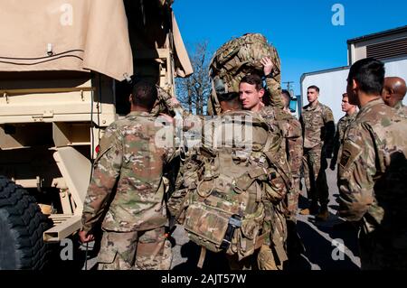 Le pape Army Airfield, NC, USA. 5Th Jan, 2020. Le 5 janvier 2020 - LE PAPE ARMY AIRFIELD, N.C., USA - parachutistes de l'armée américaine de la 1re Brigade Combat Team, 82e Division aéroportée, continuent leur déploiement du Pape Army Airfield, Caroline du Nord. L'option 'Tous les American Division'' de la Force de réaction immédiate (FRI), basée à Fort Bragg, N.C., mobilisés pour le déploiement de la zone des opérations en réponse à l'augmentation du niveau des menaces contre le personnel américain et les installations dans la région. Déploiement d'aujourd'hui suit le 1er déploiement d'un bataillon d'infanterie de la division ; le 2 janvier drone américain Banque D'Images