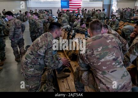 Le pape Army Airfield, NC, USA. 5Th Jan, 2020. Le 5 janvier 2020 - LE PAPE ARMY AIRFIELD, N.C., USA - parachutistes de l'armée américaine de la 1re Brigade Combat Team, 82e Division aéroportée, continuent leur déploiement du Pape Army Airfield, Caroline du Nord. L'option 'Tous les American Division'' de la Force de réaction immédiate (FRI), basée à Fort Bragg, N.C., mobilisés pour le déploiement de la zone des opérations en réponse à l'augmentation du niveau des menaces contre le personnel américain et les installations dans la région. Déploiement d'aujourd'hui suit le 1er déploiement d'un bataillon d'infanterie de la division ; le 2 janvier drone américain Banque D'Images