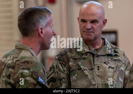 Le pape Army Airfield, NC, USA. 5Th Jan, 2020. Le 5 janvier 2020 - LE PAPE ARMY AIRFIELD, N.C., USA - Le Major-général James J. Mingus, droite, commandant de l'Américain ArmyÃs la 82nd Airborne Division, parle avec un parachutiste au cours de la mutation d'divisionÃs Pape Army Airfield, Caroline du Nord. L'option 'Tous les American Division' de la Force de réaction immédiate (FRI), basée à Fort Bragg, N.C., mobilisés pour le déploiement de la zone des opérations en réponse à l'augmentation du niveau des menaces contre le personnel américain et les installations dans la région. TodayÃS déploiement fait suite à l'1er déploiement d'une division Banque D'Images