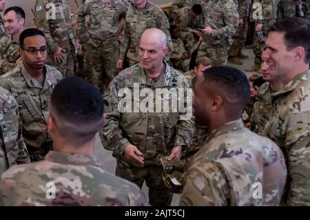 Le pape Army Airfield, NC, USA. 5Th Jan, 2020. Le 5 janvier 2020 - LE PAPE ARMY AIRFIELD, N.C., USA - Le Major-général James J. Mingus, centre, commandant de l'Américain ArmyÃs la 82nd Airborne Division, parle avec parachutistes qui continuent leur déploiement du Pape Army Airfield, Caroline du Nord. L'option 'Tous les American Division' de la Force de réaction immédiate (FRI), basée à Fort Bragg, N.C., mobilisés pour le déploiement de la zone des opérations en réponse à l'augmentation du niveau des menaces contre le personnel américain et les installations dans la région. TodayÃS déploiement fait suite à l'1er déploiement d'une division de l'INFA Banque D'Images