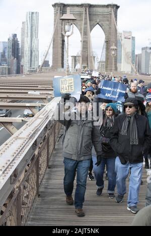 Brooklyn, New Yotk, USA. 5Th Jan, 2020. Des manifestants sont indiqués au cours de la haine sans aucune crainte à travers mars le pont de Brooklyn, à Brooklyn, New York. "Près de 20 000 manifestants ont participé à la marche et un rassemblement de Manhattan à Brooklyn.'' ont dit. Crédit : Brian Branch :/ZUMA/Alamy Fil Live News Banque D'Images