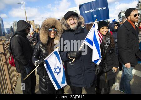 Brooklyn, New Yotk, USA. 5Th Jan, 2020. Des manifestants sont indiqués au cours de la haine sans aucune crainte à travers mars le pont de Brooklyn, à Brooklyn, New York. "Près de 20 000 manifestants ont participé à la marche et un rassemblement de Manhattan à Brooklyn.'' ont dit. Crédit : Brian Branch :/ZUMA/Alamy Fil Live News Banque D'Images