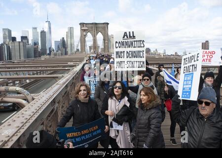 Brooklyn, New Yotk, USA. 5Th Jan, 2020. Des manifestants sont indiqués au cours de la haine sans aucune crainte à travers mars le pont de Brooklyn, à Brooklyn, New York. "Près de 20 000 manifestants ont participé à la marche et un rassemblement de Manhattan à Brooklyn.'' ont dit. Crédit : Brian Branch :/ZUMA/Alamy Fil Live News Banque D'Images