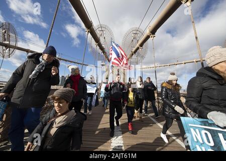 Brooklyn, New Yotk, USA. 5Th Jan, 2020. Des manifestants sont indiqués au cours de la haine sans aucune crainte à travers mars le pont de Brooklyn, à Brooklyn, New York. "Près de 20 000 manifestants ont participé à la marche et un rassemblement de Manhattan à Brooklyn.'' ont dit. Crédit : Brian Branch :/ZUMA/Alamy Fil Live News Banque D'Images