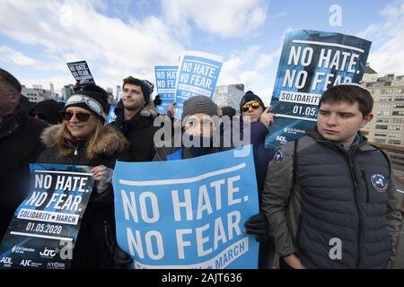 Brooklyn, New Yotk, USA. 5Th Jan, 2020. Des manifestants sont indiqués au cours de la haine sans aucune crainte à travers mars le pont de Brooklyn, à Brooklyn, New York. "Près de 20 000 manifestants ont participé à la marche et un rassemblement de Manhattan à Brooklyn.'' ont dit. Crédit : Brian Branch :/ZUMA/Alamy Fil Live News Banque D'Images