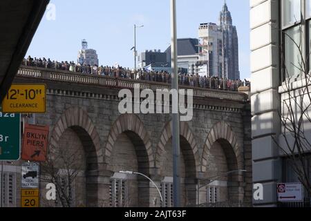 Brooklyn, New Yotk, USA. 5Th Jan, 2020. Des manifestants sont indiqués au cours de la haine sans aucune crainte à travers mars le pont de Brooklyn, à Brooklyn, New York. "Près de 20 000 manifestants ont participé à la marche et un rassemblement de Manhattan à Brooklyn.'' ont dit. Crédit : Brian Branch :/ZUMA/Alamy Fil Live News Banque D'Images