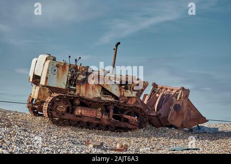 En ruine et Rusty bulldozer, Dungeness, Royaume-Uni Banque D'Images