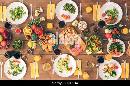 Réglages de table pour les repas de famille sur une surface en bois Banque D'Images