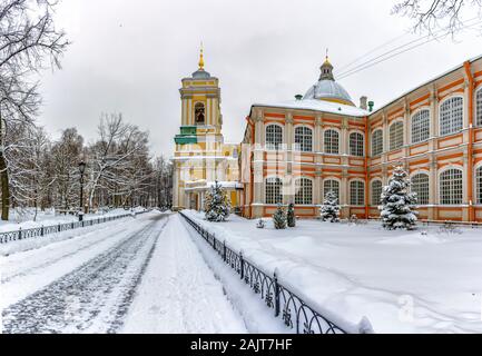 Alexander Nevsky Lavra. Saint-pétersbourg. La Russie. 10.01.2019. La Cathédrale Holy Trinity et Theodore Corps. Banque D'Images