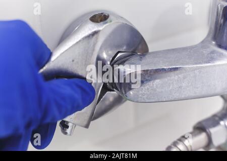 Plombier utilise une clé à pipe pour Mitigeur douche service Banque D'Images