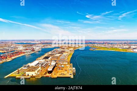 Bayonne Dry Dock et la réparation et le réflexe d'un terminal à conteneurs Banque D'Images