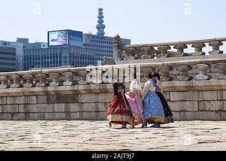 Quatre femmes touristes asiatiques vêtues de hanbok coréen traditionnel se promènaient sur la place Gwanghwamun par une journée ensoleillée à Séoul, en Corée du Sud. Banque D'Images