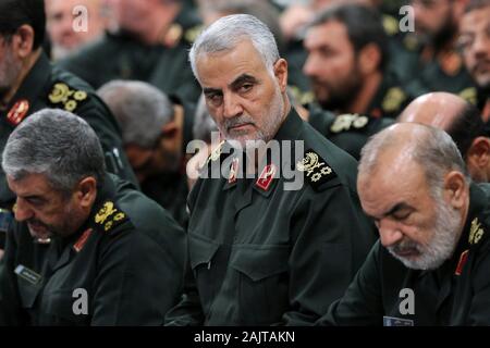 Iran : Un document sans date photo mis à disposition par le bureau du Guide suprême iranien présente le Corps des Gardes révolutionnaires iraniens (IRGC) Lieutenant-général et Commandant de la force Qods Qasem Soleimani à Téhéran, Iran. Soleimani et commandant de milice irakienne Abu Mahdi al-Muhandis ont été tués le 03 janvier 2020 à la suite d'une attaque aérienne US à l'aéroport international de Bagdad. L'attaque intervient alors que l'escalade des tensions entre Téhéran et Washington. Credit : bureau du Chef suprême iranien/ZUMA/Alamy Fil Live News Banque D'Images