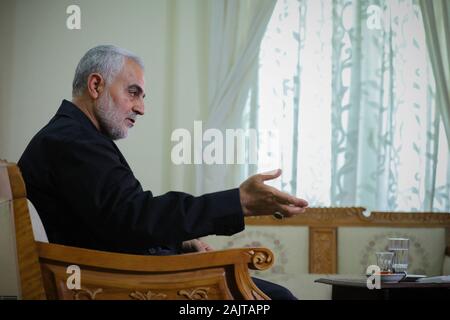 Iran : Un document sans date photo mis à disposition par le bureau du Guide suprême iranien présente le Corps des Gardes révolutionnaires iraniens (IRGC) Lieutenant-général et Commandant de la force Qods Qasem Soleimani à Téhéran, Iran. Soleimani et commandant de milice irakienne Abu Mahdi al-Muhandis ont été tués le 03 janvier 2020 à la suite d'une attaque aérienne US à l'aéroport international de Bagdad. L'attaque intervient alors que l'escalade des tensions entre Téhéran et Washington. Credit : bureau du Chef suprême iranien/ZUMA/Alamy Fil Live News Banque D'Images