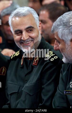 Iran : Un document sans date photo mis à disposition par le bureau du Guide suprême iranien présente le Corps des Gardes révolutionnaires iraniens (IRGC) Lieutenant-général et Commandant de la force Qods Qasem Soleimani à Téhéran, Iran. Soleimani et commandant de milice irakienne Abu Mahdi al-Muhandis ont été tués le 03 janvier 2020 à la suite d'une attaque aérienne US à l'aéroport international de Bagdad. L'attaque intervient alors que l'escalade des tensions entre Téhéran et Washington. Credit : bureau du Chef suprême iranien/ZUMA/Alamy Fil Live News Banque D'Images