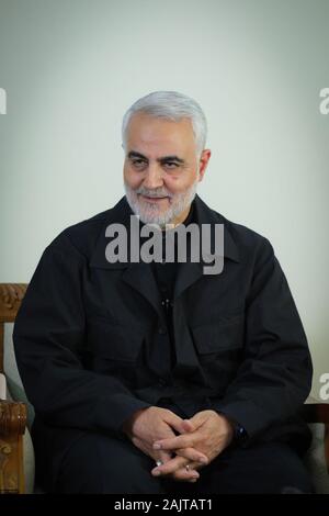 Iran : Un document sans date photo mis à disposition par le bureau du Guide suprême iranien présente le Corps des Gardes révolutionnaires iraniens (IRGC) Lieutenant-général et Commandant de la force Qods Qasem Soleimani à Téhéran, Iran. Soleimani et commandant de milice irakienne Abu Mahdi al-Muhandis ont été tués le 03 janvier 2020 à la suite d'une attaque aérienne US à l'aéroport international de Bagdad. L'attaque intervient alors que l'escalade des tensions entre Téhéran et Washington. Credit : bureau du Chef suprême iranien/ZUMA/Alamy Fil Live News Banque D'Images