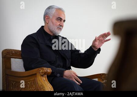 Iran : Un document sans date photo mis à disposition par le bureau du Guide suprême iranien présente le Corps des Gardes révolutionnaires iraniens (IRGC) Lieutenant-général et Commandant de la force Qods Qasem Soleimani à Téhéran, Iran. Soleimani et commandant de milice irakienne Abu Mahdi al-Muhandis ont été tués le 03 janvier 2020 à la suite d'une attaque aérienne US à l'aéroport international de Bagdad. L'attaque intervient alors que l'escalade des tensions entre Téhéran et Washington. Credit : bureau du Chef suprême iranien/ZUMA/Alamy Fil Live News Banque D'Images