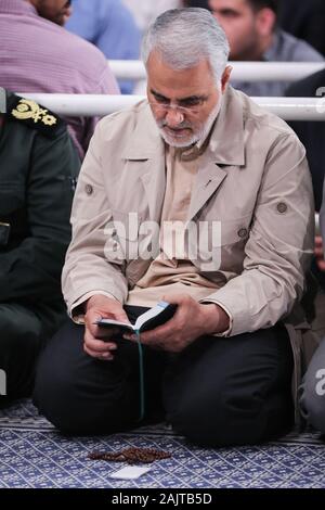 Iran : Un document sans date photo mis à disposition par le bureau du Guide suprême iranien présente le Corps des Gardes révolutionnaires iraniens (IRGC) Lieutenant-général et Commandant de la force Qods Qasem Soleimani à Téhéran, Iran. Soleimani et commandant de milice irakienne Abu Mahdi al-Muhandis ont été tués le 03 janvier 2020 à la suite d'une attaque aérienne US à l'aéroport international de Bagdad. L'attaque intervient alors que l'escalade des tensions entre Téhéran et Washington. Credit : bureau du Chef suprême iranien/ZUMA/Alamy Fil Live News Banque D'Images