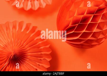 Fans de papier et d'abeilles sur fond orange Banque D'Images