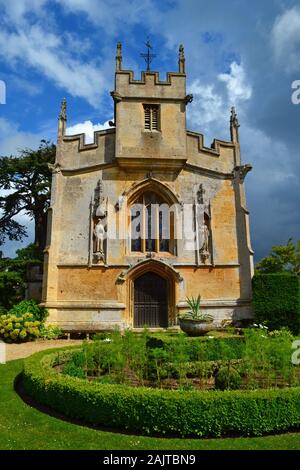 Vue de l'église St Mary dans les jardins au Château de Sudeley, Gloucestershire, Royaume-Uni, Sudeley Banque D'Images