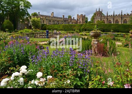 Vue sur Château de Sudeley et St Mary's Church dans le jardins floraux, Gloucestershire, Royaume-Uni, Sudeley Banque D'Images