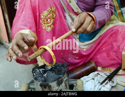 Un artisan bangles dans le marché de Maniharon ka rasta à Jaipur, Inde. Banque D'Images