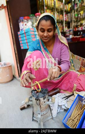 Un artisan bangles dans le marché de Maniharon ka rasta à Jaipur, Inde. Banque D'Images