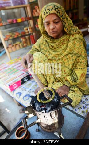 Un artisan bangles dans le marché de Maniharon ka rasta à Jaipur, Inde. Banque D'Images