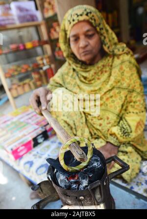 Un artisan bangles dans le marché de Maniharon ka rasta à Jaipur, Inde. Banque D'Images