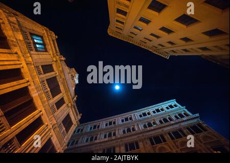 Pleine lune dans le ciel nocturne sur les bâtiments du centre de la Havane, Cuba Banque D'Images